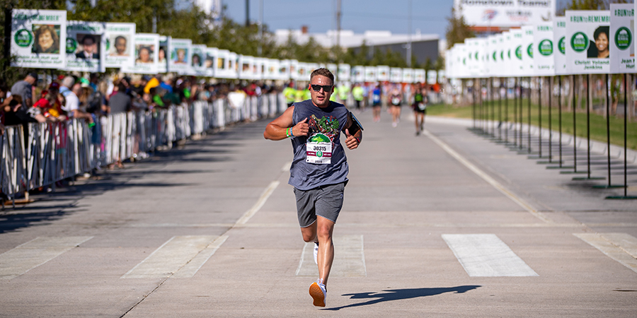 man running in marathon