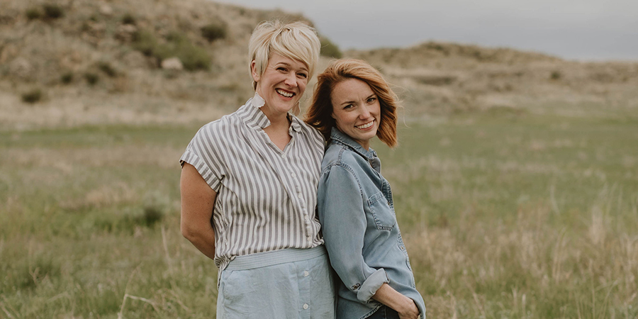 2 women smiling in a field