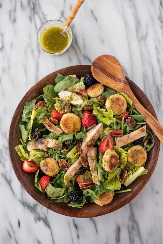 Summer salad with pan-fried goat cheese and pesto vinaigrette
